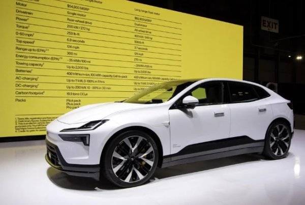 Купувачите на EV с нетърпение очакваха пристигането на тези два SUV Polestar и китайско-шведската компания не разочарова Ню Йорк. В първия ден на изложението Polestar обяви, че едномоторният 4 ще започне от $56 300, докато по-мощната двумоторна AWD версия ще струва $74 300. Обещава се пробег от около480 километра. И двата SUV-а, &bdquo;облечени&ldquo; в минималистична бяла боя със сив интериор, изглеждат много модерни и носят купища технологии.

От двете - 4 е по-малко конвенционалният, известен с елиминирането на задния прозорец в полза на система от камери. Промяната спестява тегло и сложност на производството, като същевременно повишава твърдостта, въпреки че доколко ще се хареса на шофьорите -  остава открит въпрос. Със сигурност зрителите бяха очаровани и щракаха един връз друг. Има и много други високотехнологични неща, включително поддържани от Lidar системи за подпомагане на водача. Освен това, по-конвенционалният Polestar 3 ще бъде първият автомобил на компанията, произведен в Америка, което може да помогне с възможност за данъчен кредит.
